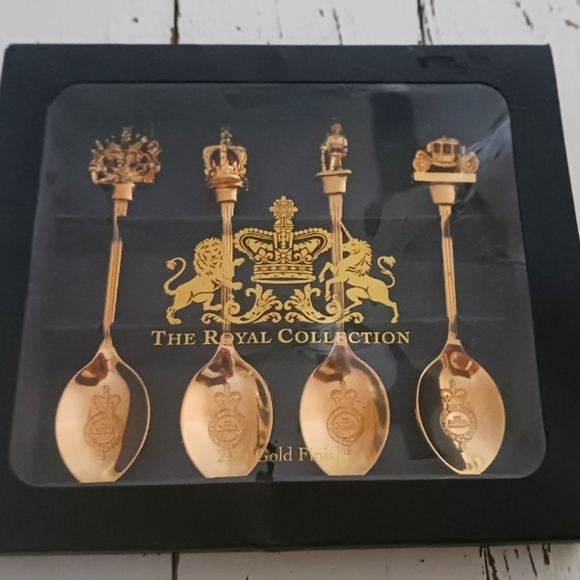 The Royal Collection Other - The Royal Collection 22 Ct Gold Finish St. James Palace London Spoon Set